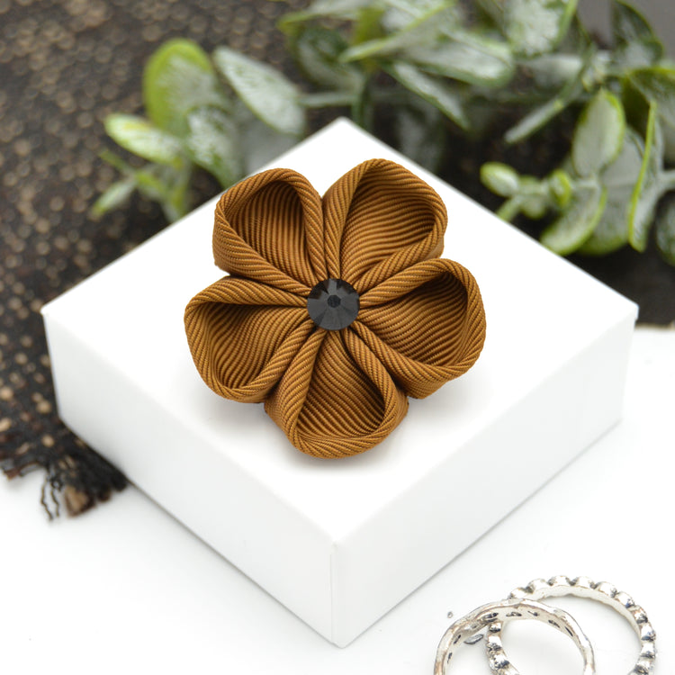 Boutonnière "Bronzy Brown" handgemachte Ansteckblüten für Herren von Moonbirds