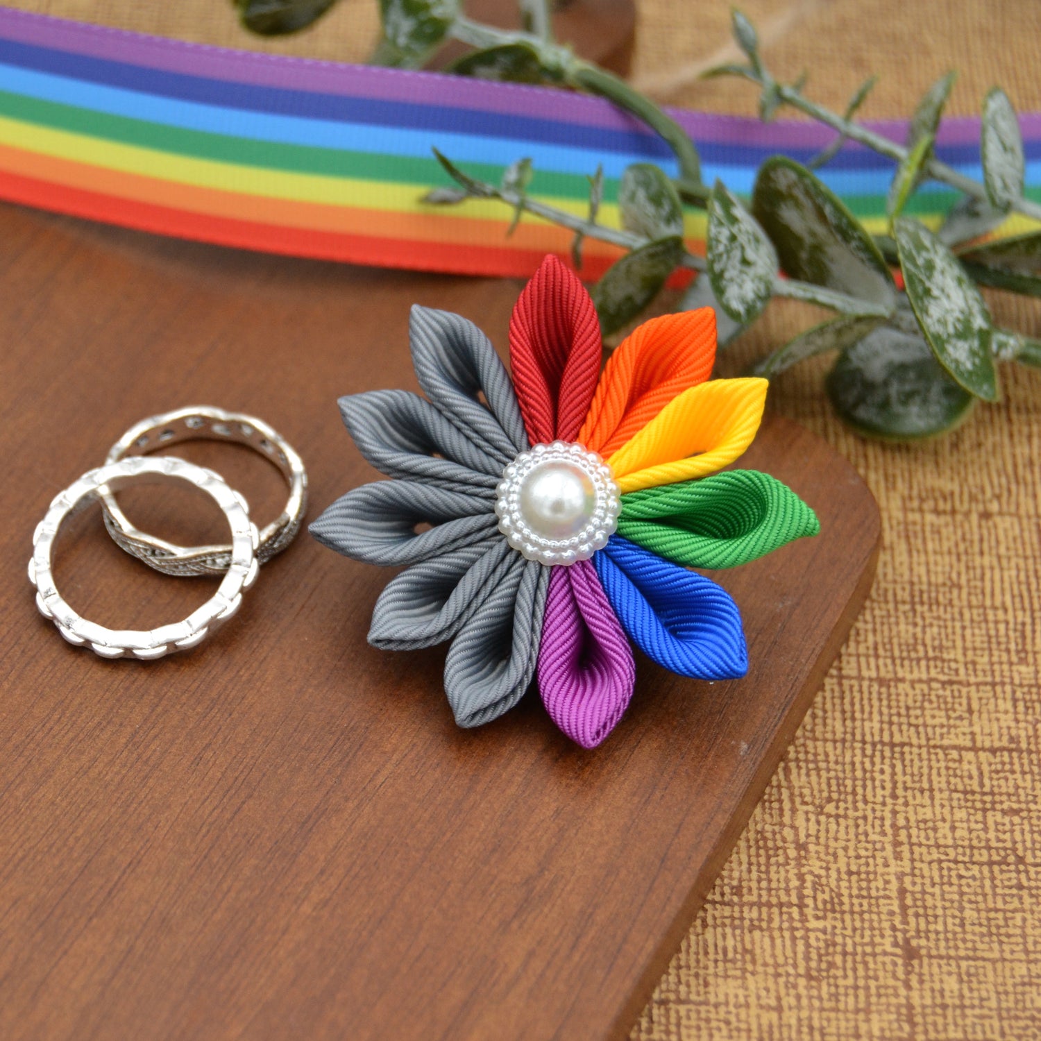 Knopflochblüte "Pride & Grey" handgemachte Ansteckblüten für Herren von Moonbirds