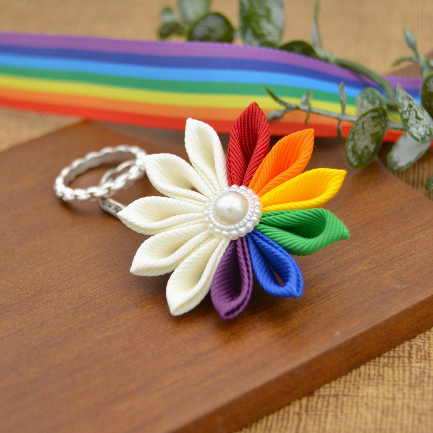 Knopfloch Blüte "Pride & Ivory" handgemachte Ansteckblüten für Herren von Moonbirds