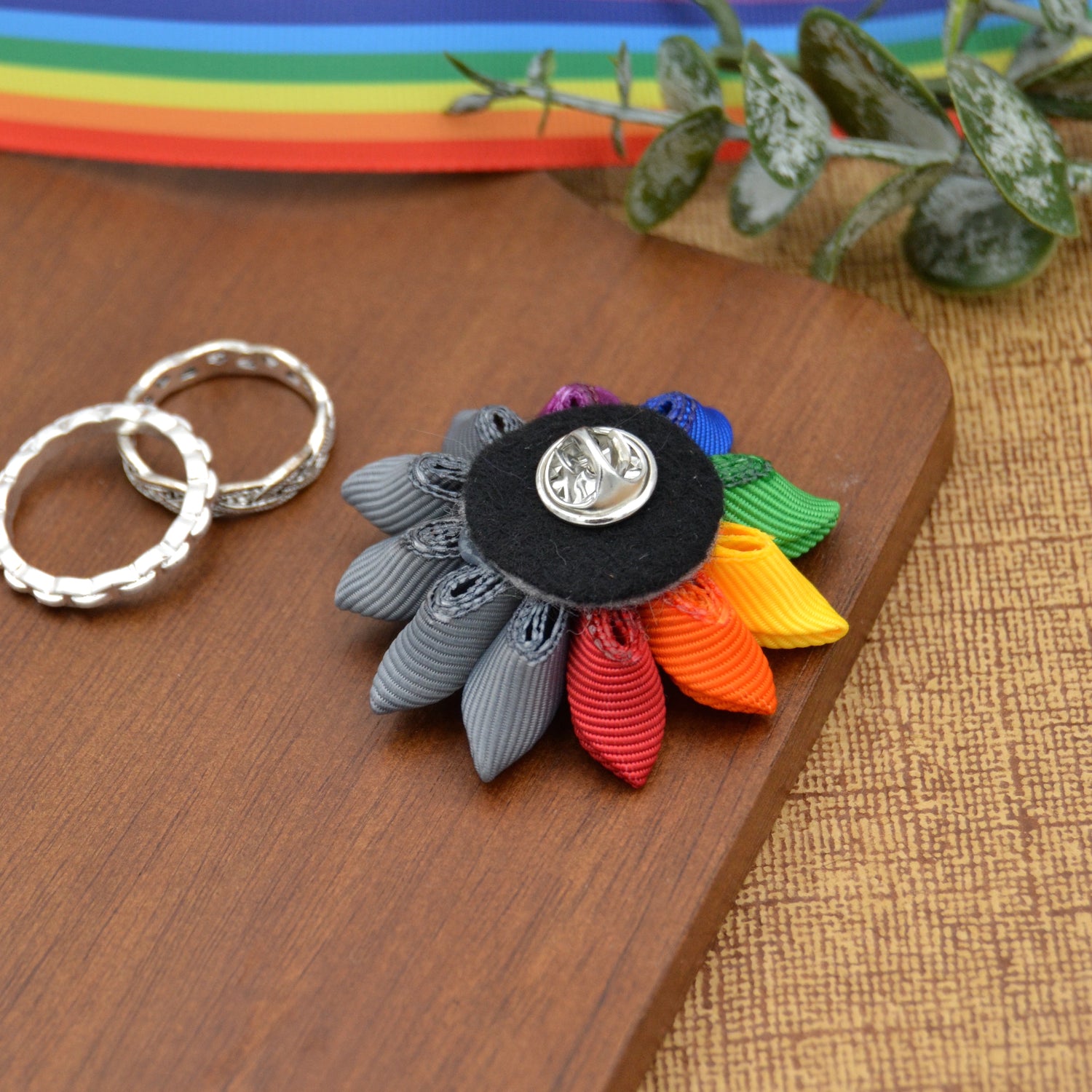 Knopflochblüte "Pride & Grey" handgemachte Ansteckblüten für Herren von Moonbirds