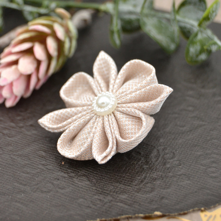 Knopflochblume "Silvery Beige" handgemachte Ansteckblüten für Herren von Moonbirds