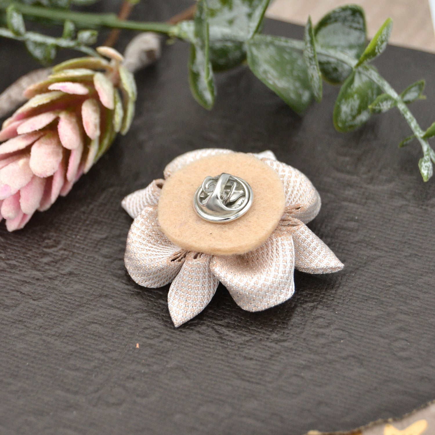 Knopflochblume "Silvery Beige" handgemachte Ansteckblüten für Herren von Moonbirds