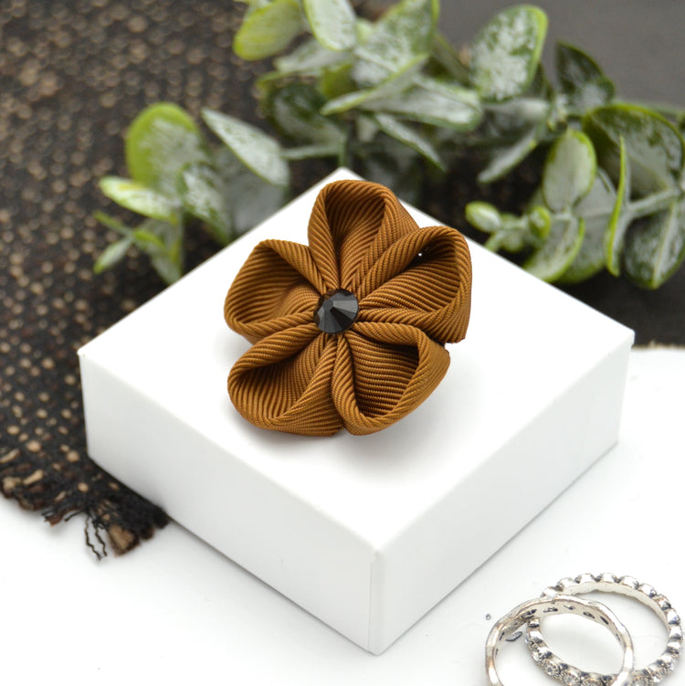 Boutonnière "Bronzy Brown" handgemachte Ansteckblüten für Herren von Moonbirds