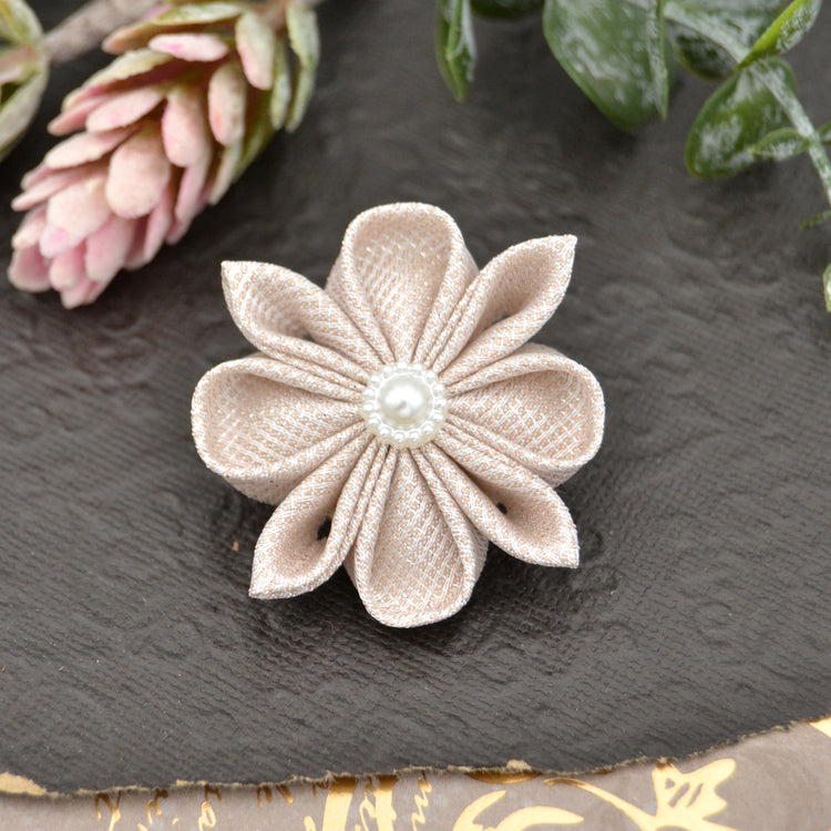 Knopflochblume "Silvery Beige" handgemachte Ansteckblüten für Herren von Moonbirds