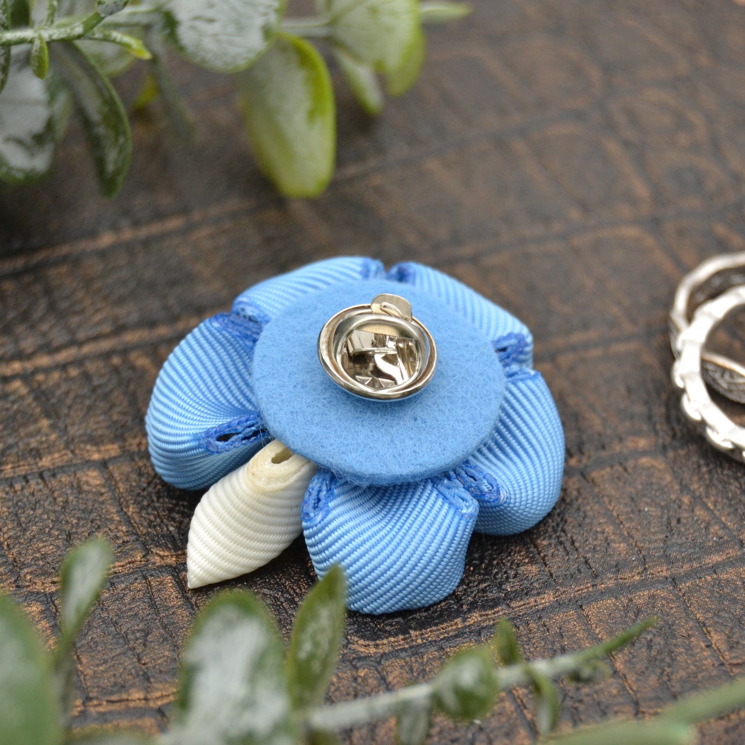 Boutonnière "Cumulus" handgemachte Ansteckblüten für Herren von Moonbirds