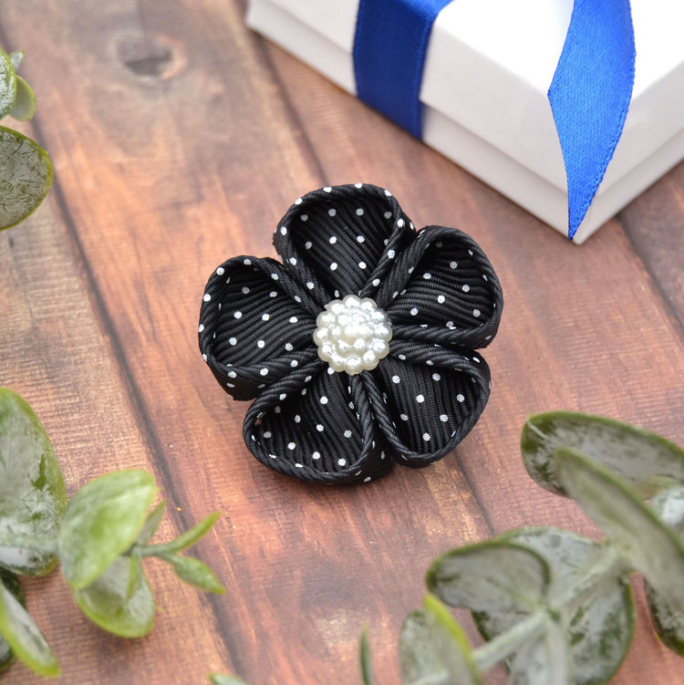 Knopflochblüte "Polka Black" handgemachte Ansteckblüten für Herren von Moonbirds