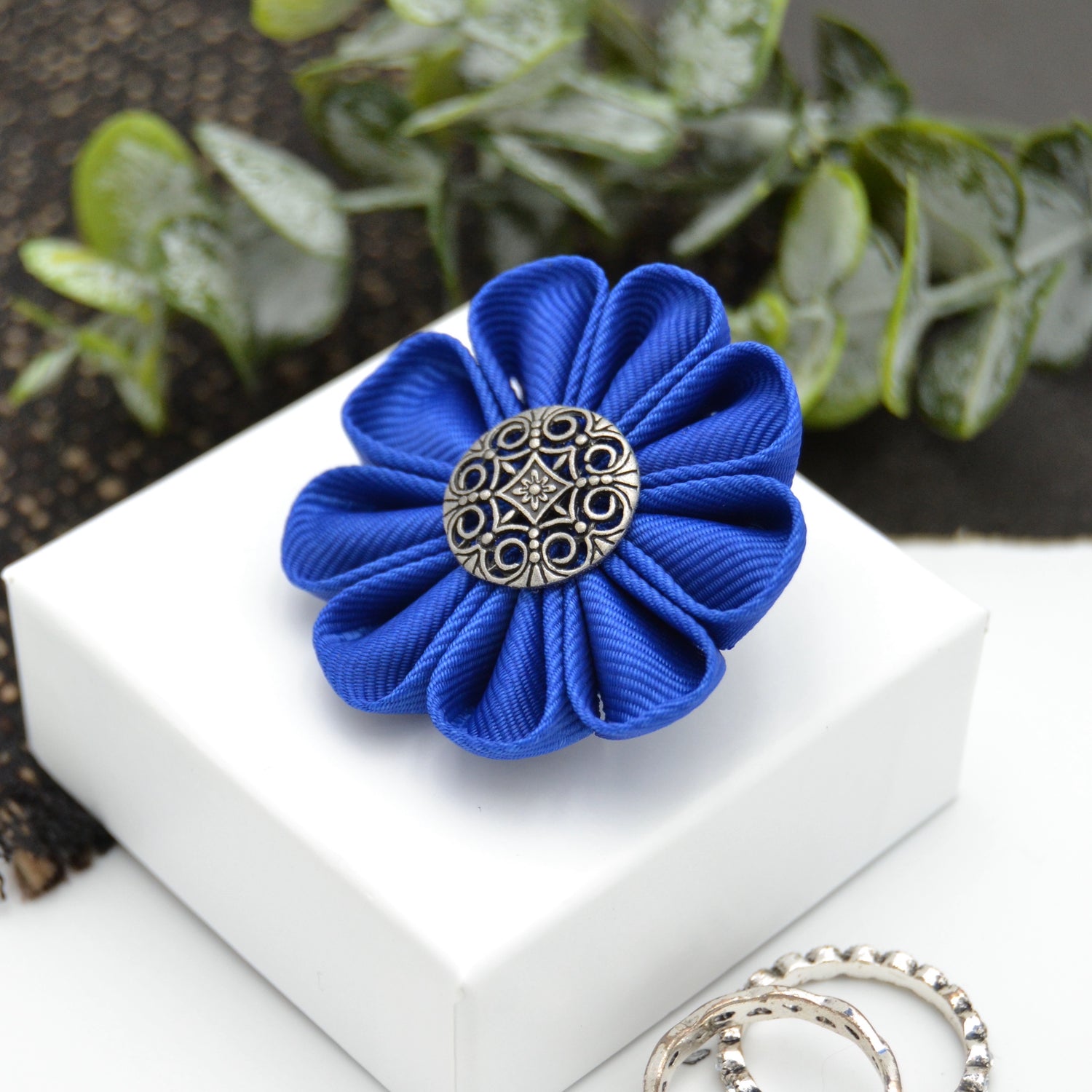 Ansteckblüte "Royal Blue" handgemachte Ansteckblüten für Herren von Moonbirds