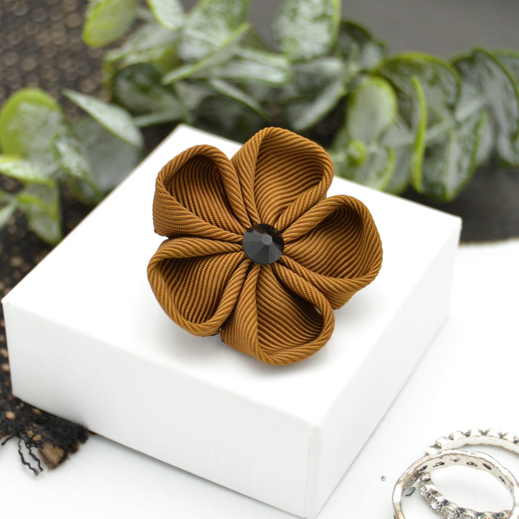 Boutonnière "Bronzy Brown" handgemachte Ansteckblüten für Herren von Moonbirds