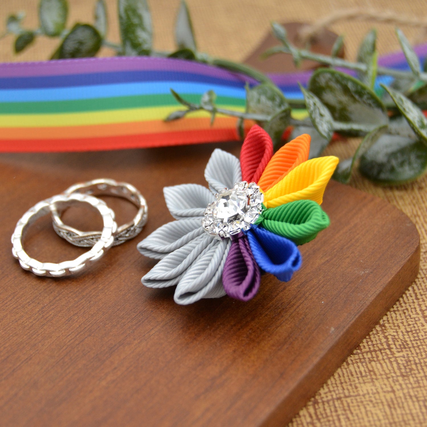 Knopflochblüte "Pride & Light Grey" handgemachte Ansteckblüten für Herren von Moonbirds