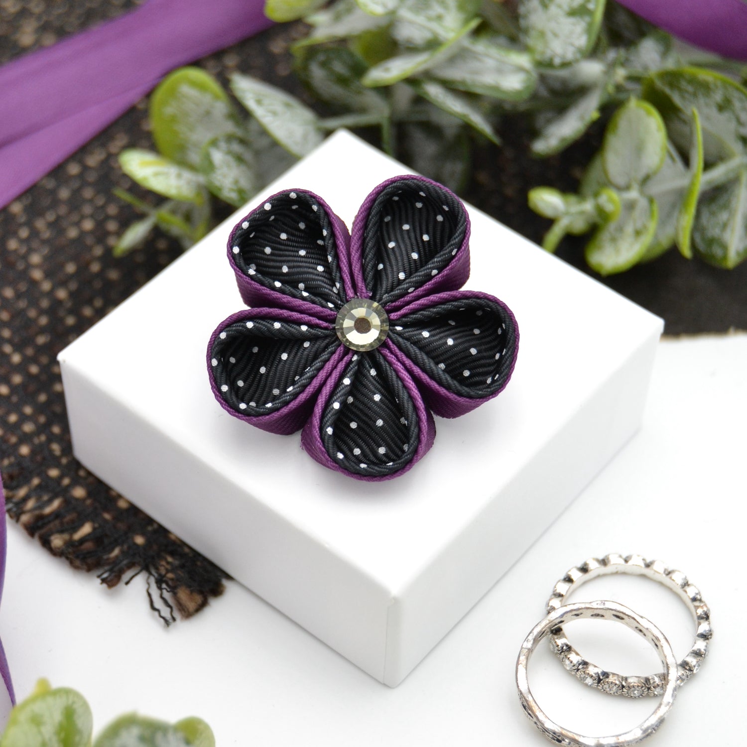 Knopflochblüte "Purple Black Polka" handgemachte Ansteckblüten für Herren von Moonbirds