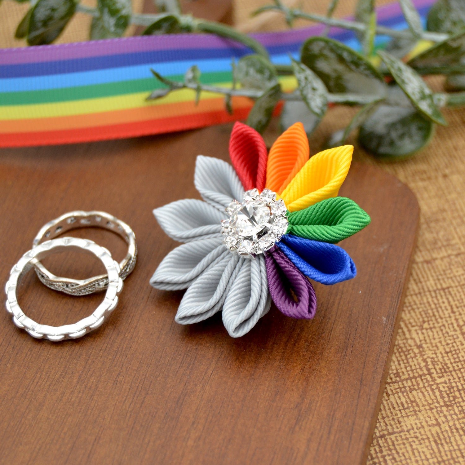 Knopflochblüte "Pride & Light Grey" handgemachte Ansteckblüten für Herren von Moonbirds