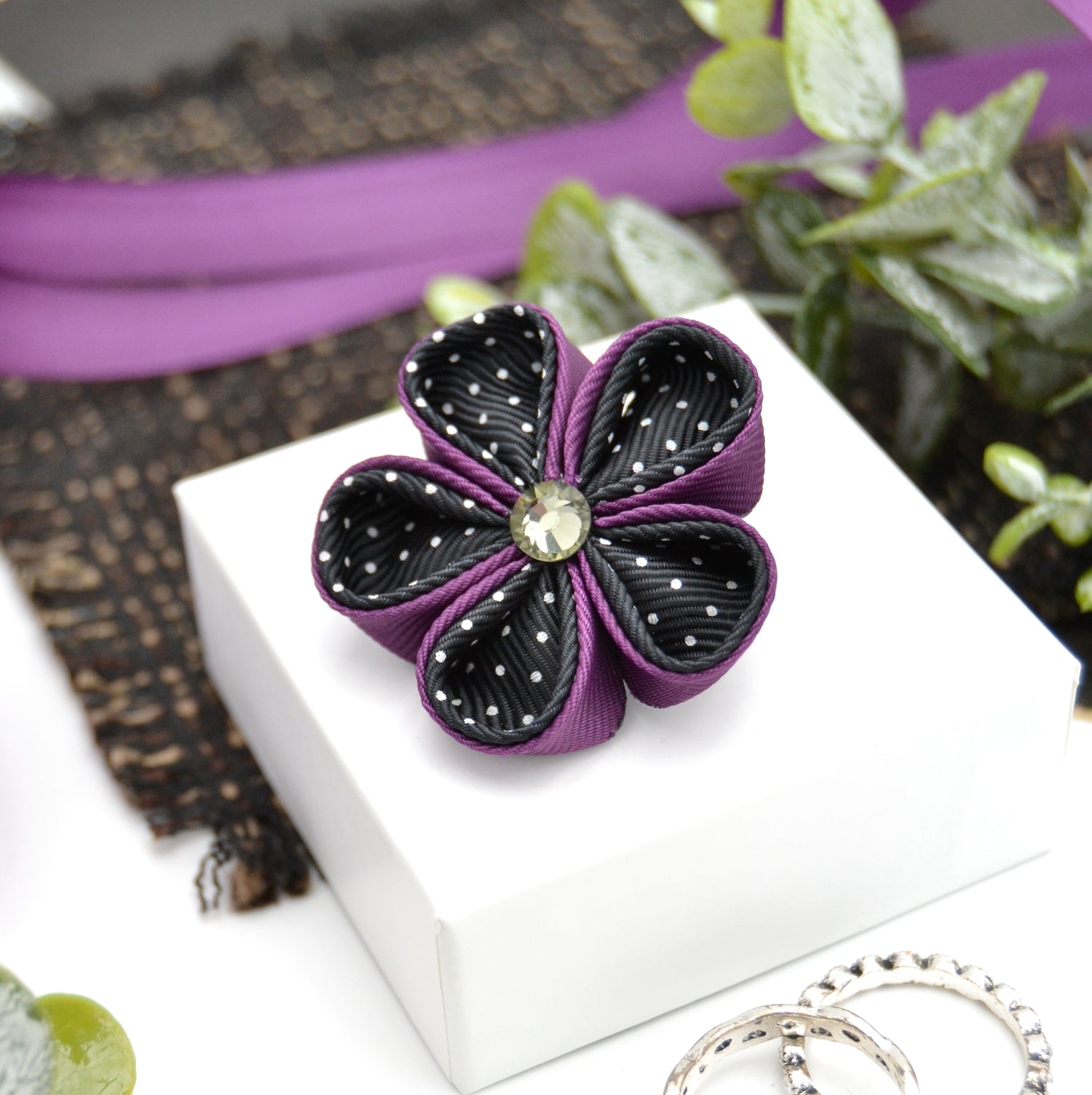 Knopflochblüte "Purple Black Polka" handgemachte Ansteckblüten für Herren von Moonbirds